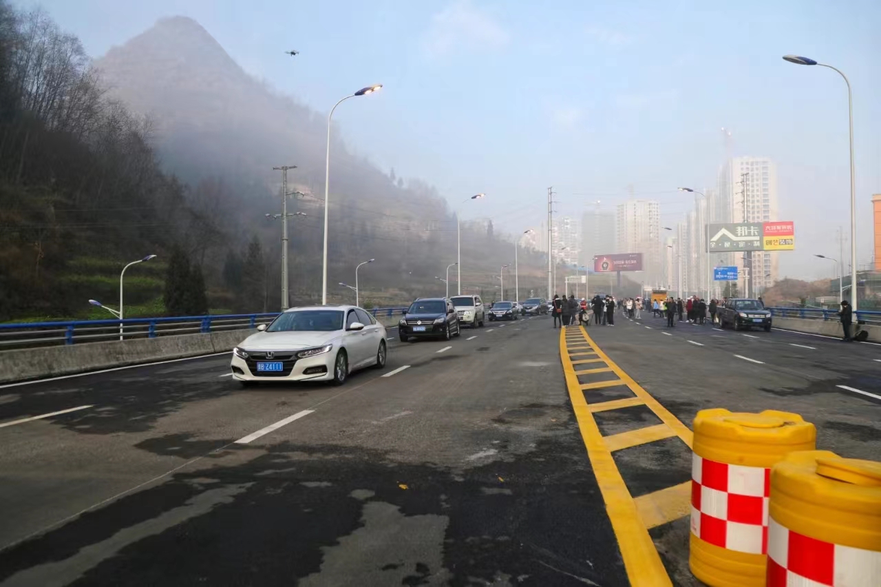 路網(wǎng)建設(shè)暢通城市“血脈”鳳凰東路正式通車(chē)